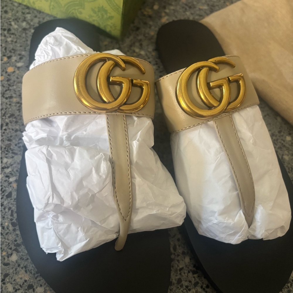 Gucci Beige Leather Thong Marmont Double G sandal